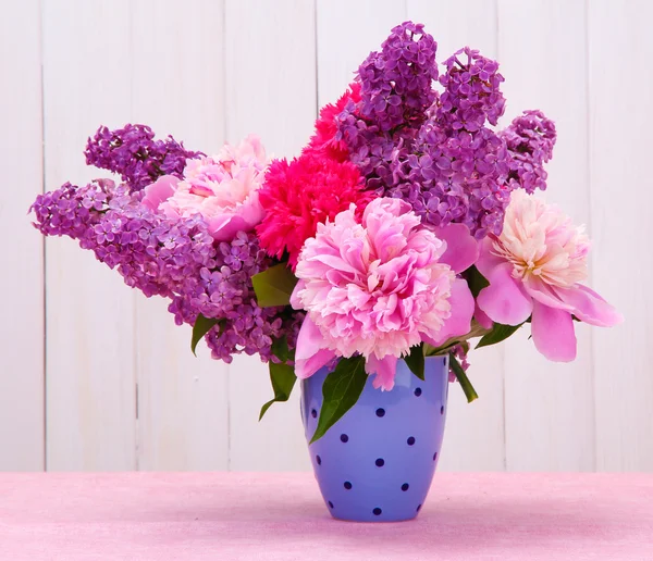 春の花の白い木製の背景上のテーブルの上にカップ — ストック写真