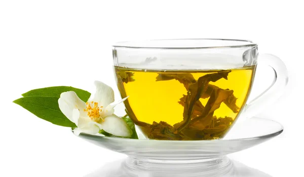 Kopp grönt te med jasminblommor isolerad på vit — Stockfoto