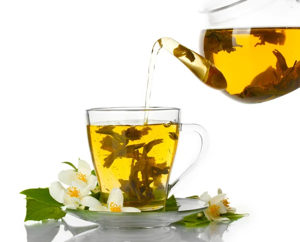 Grönt te med jasmin i kopp och tekanna isolerad på vitt — Stockfoto