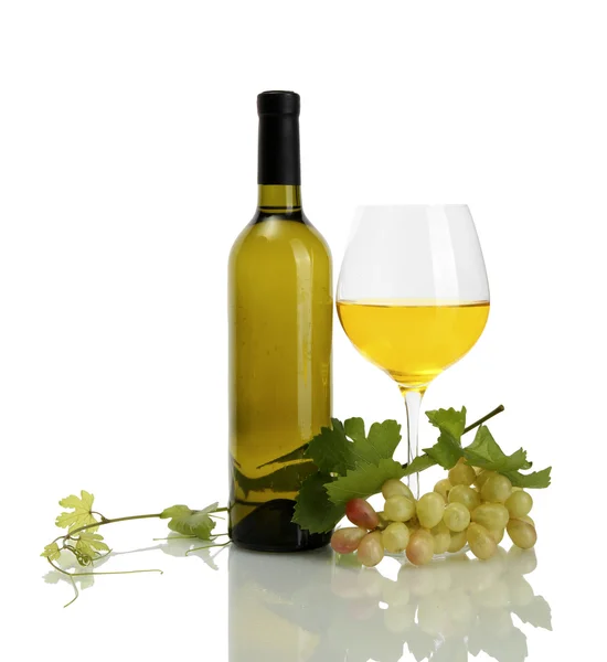 Butelki, kieliszek wina i dojrzałych winogron na białym tle — Zdjęcie stockowe