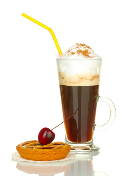 Glas koffie met taart op kleedje geïsoleerd op witte cocktail — Stockfoto
