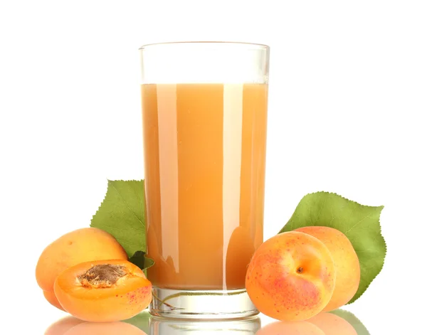 Glass of apricot juice and apricots with leaves isolated on white — Stock Photo, Image