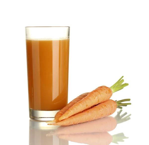 Glas morotsjuice och färska morötter isolerad på vit — Stockfoto