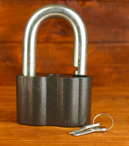 Old padlock with keys on wooden background close-up — Stock Photo, Image