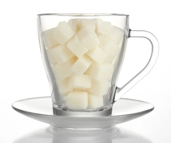 Azúcar refinada en taza de vidrio aislada sobre fondo blanco — Foto de Stock