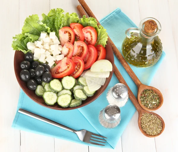 Saborosa salada grega com especiarias em fundo de madeira branca — Fotografia de Stock