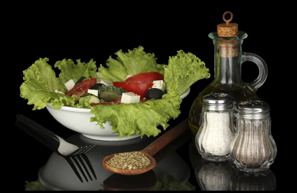 Gustosa insalata greca isolata su nero — Foto Stock