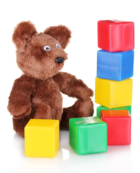 Sitzender Bär Spielzeug und Farbwürfel isoliert auf weiß — Stockfoto
