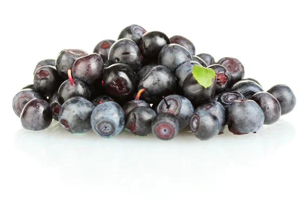 Frische Blaubeeren isoliert auf weiß — Stockfoto