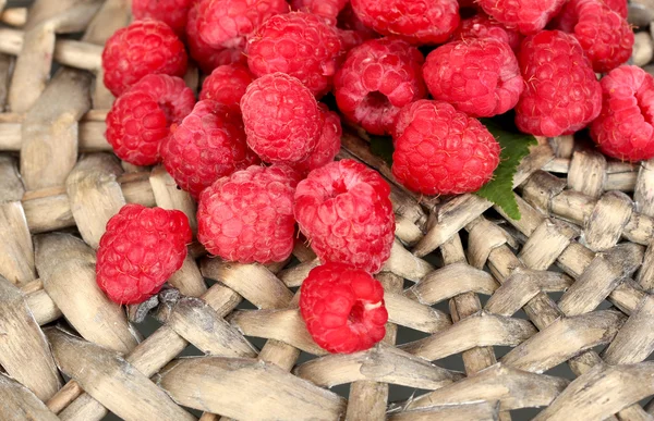 Fresh raspberries on wicker mat close-up — Stock Photo, Image