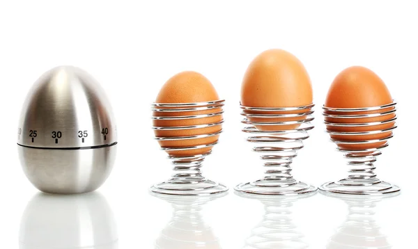 Таймер яйця і яйце в металевій стійці ізольовані на білому — стокове фото