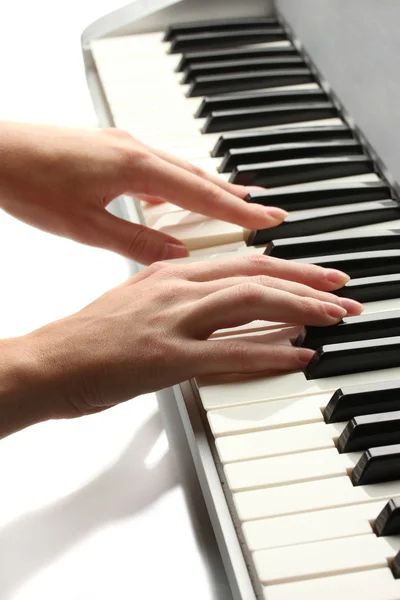 Mani di donna che gioca sintetizzatore — Foto Stock