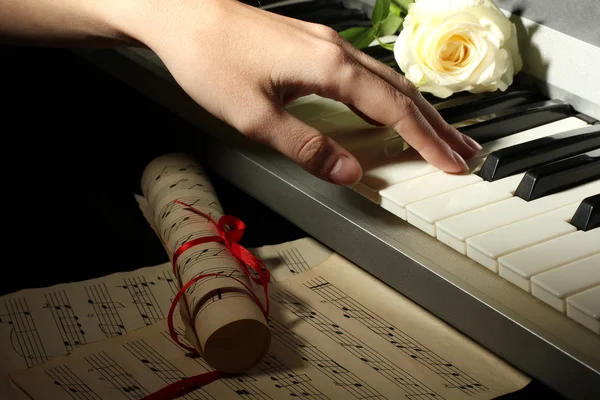 Hand van vrouw speelde piano — Stockfoto