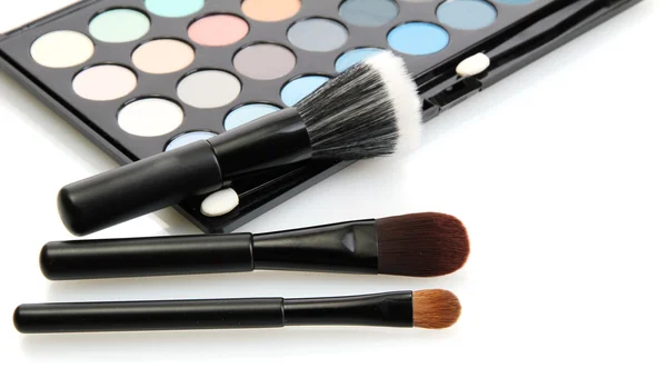 Kit de sombras con cepillos para maquillaje aislado en blanco —  Fotos de Stock