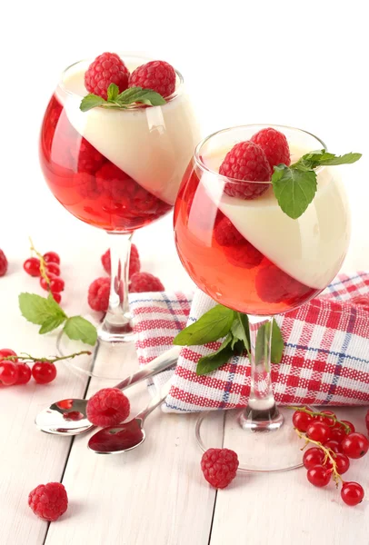 나무 테이블에 안경에 딸기와 과일 젤리 — 스톡 사진