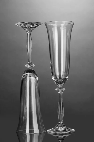 Bicchieri vuoti per champagne su sfondo grigio — Foto Stock