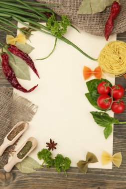Kağıt, yemek tarifleri sebze ve baharat ahşap tablo