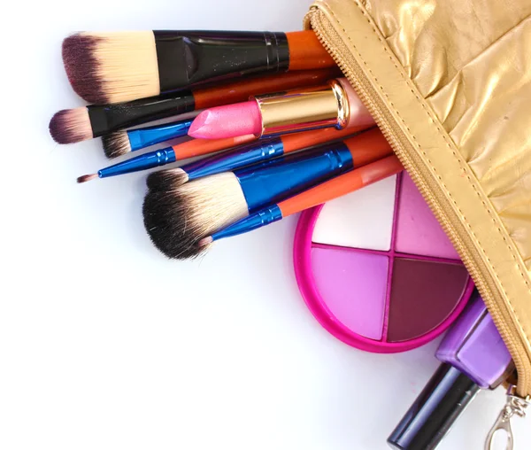 Make-up zak met cosmetica en borstels geïsoleerd op wit — Stockfoto