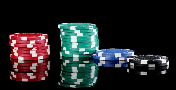 Chip del casinò isolati sul nero — Foto Stock