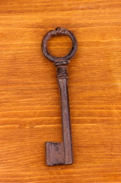 木制背景上的古董钥匙 — 图库照片
