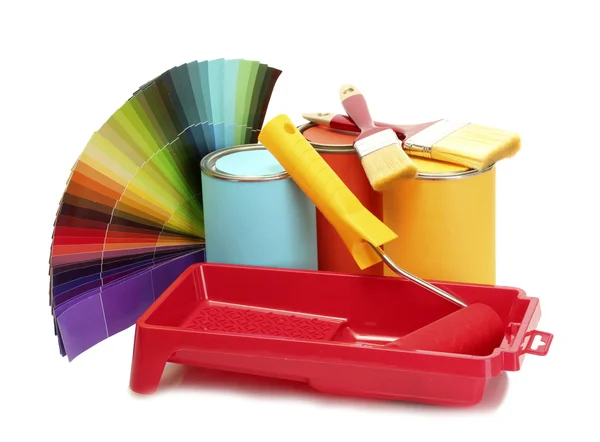 Plechovky s barvou, válec, štětce a světlé paletu barev, izolované na bílém — Stock fotografie