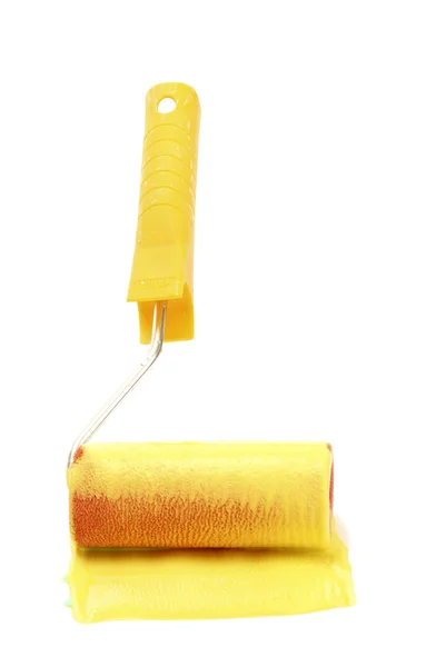 Rolo de pintura com tinta amarela isolada em branco — Fotografia de Stock