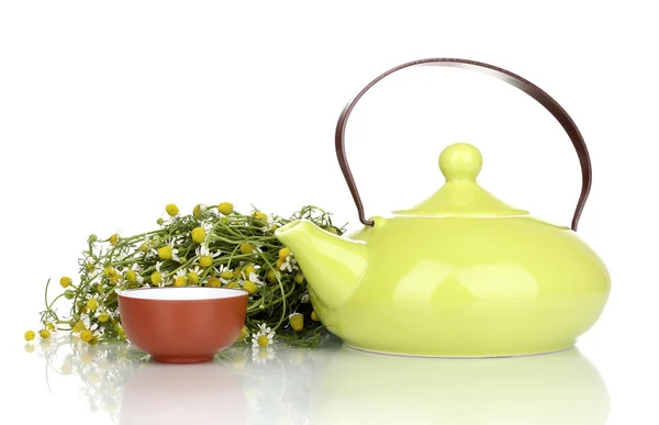 Tetera y taza con té de manzanilla aislado en blanco — Foto de Stock
