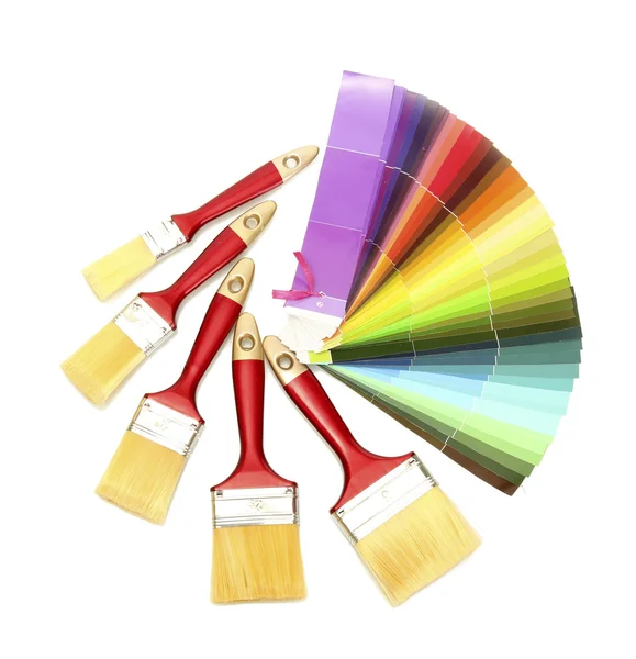Pincéis de pintura e paleta brilhante de cores isoladas em branco — Fotografia de Stock