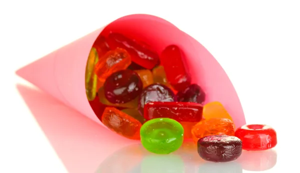 Смачні барвисті цукерки в яскравій сумці ізольовані на білому — стокове фото