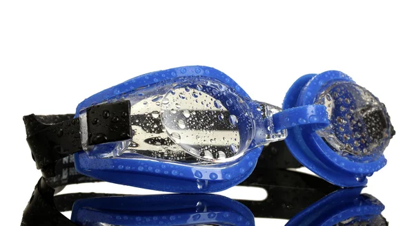 Голубые очки для плавания с капельками, изолированными на белом — стоковое фото
