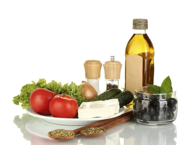 Ingrédients pour une salade grecque isolée sur fond blanc — Photo