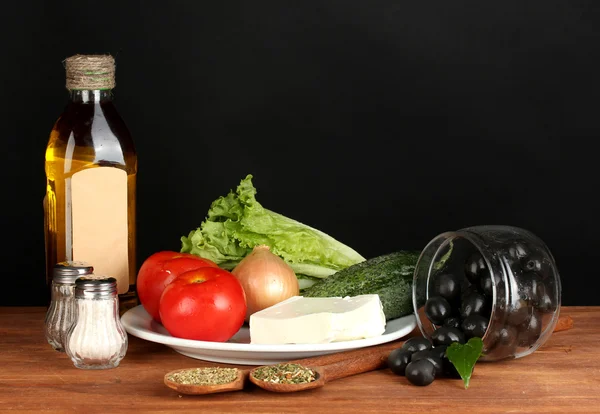 Ingredienser för en grekisk sallad på svart bakgrund — Stockfoto