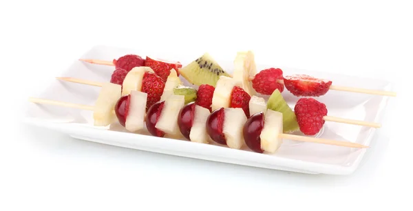 Frutas e bagas mistas em espetos isolados em branco — Fotografia de Stock