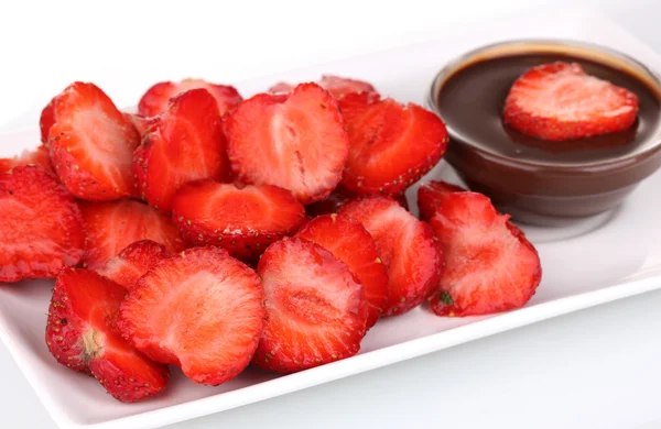 Fresas frescas en plato con primer plano de chocolate — Foto de Stock