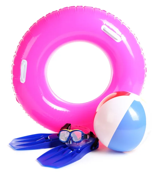 Rettungsring, aufblasbarer Ball, Schwimmflossen und Maske isoliert auf weiß — Stockfoto