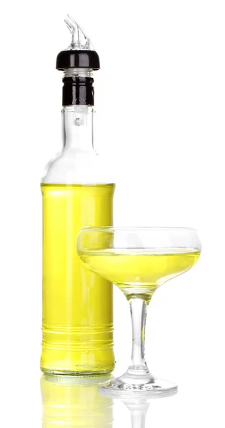 Coquetel amarelo saboroso isolado em branco — Fotografia de Stock