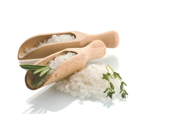 Sůl s čerstvým rozmarýnem a tymián izolovaných na bílém — Stock fotografie
