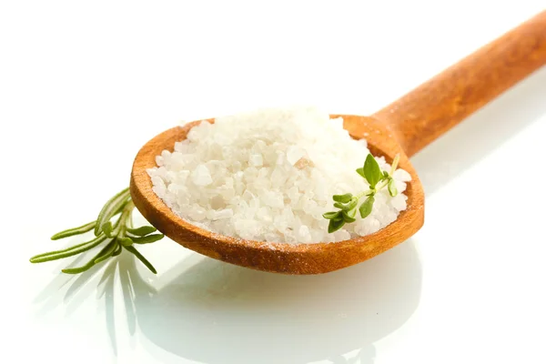 Salz im Löffel mit frischem Thymian und Rosmarin isoliert auf weiß — Stockfoto
