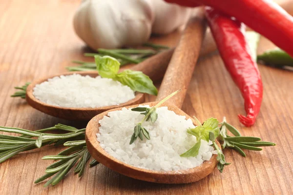 Salt i skedar med örter och grönsaker isolerad på vit — Stockfoto