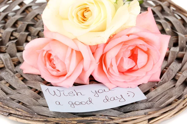 Belas rosas no tapete de vime com cartão de close-up — Fotografia de Stock