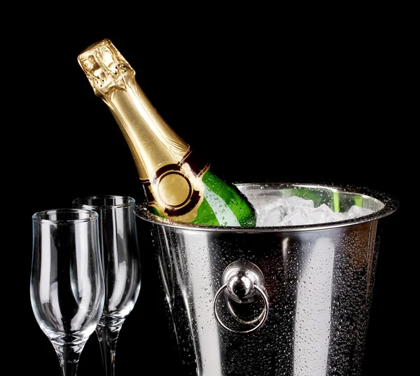 Bottiglia di champagne in secchio isolata su nero — Foto Stock