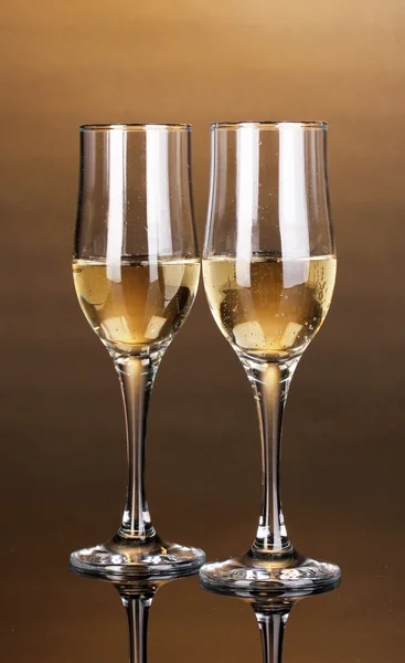 Gläser Champagner auf braunem Hintergrund — Stockfoto
