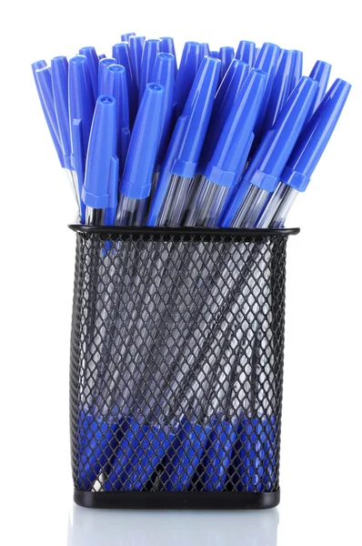 Bolígrafos azules en taza de metal aislado en blanco — Foto de Stock