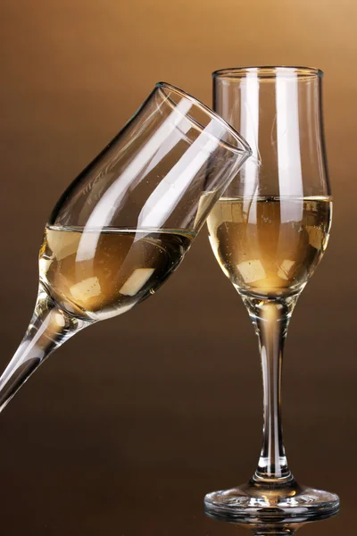 Gläser Champagner auf braunem Hintergrund — Stockfoto