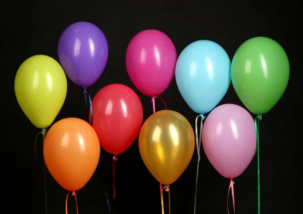 Ballons colorés isolés sur fond noir — Photo
