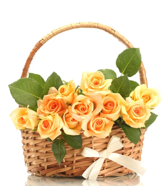Vacker bukett av rosor i korg isolerad på vit — Stockfoto