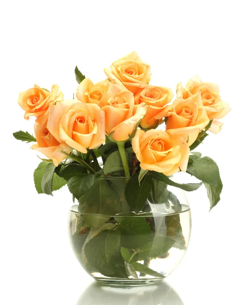 Beau bouquet de roses en vase transparent isolé sur blanc — Photo