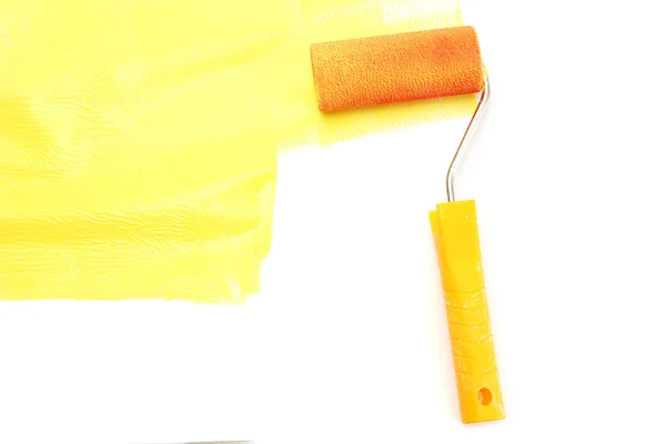 Rouleau de peinture avec peinture jaune isolé sur blanc — Photo
