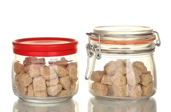 Jar och socker-skål med brunt rörsocker klump isolerad på vit bakgrund — Stockfoto