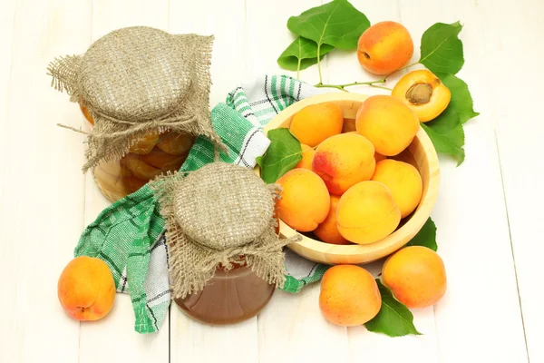 仁用杏、 在罐果酱罐头、 白色的木桌上的碗里成熟杏 — 图库照片